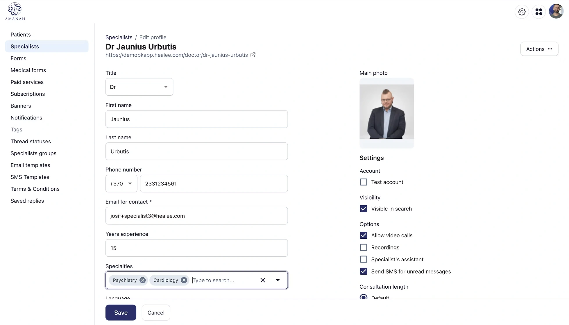 Amanah administrator example showing a specialist profile, experience, specialties, and consultation settings.